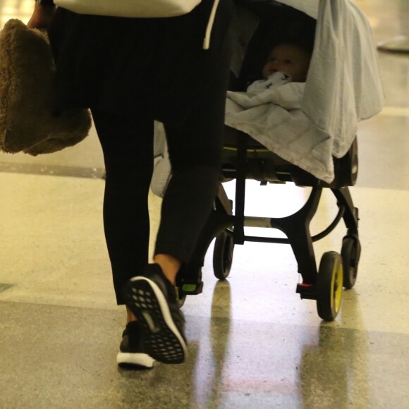 Exclusif - Eva Longoria arrive à l'aéroport de Los Angeles avec son bébé Santiago le 13 septembre 2018.