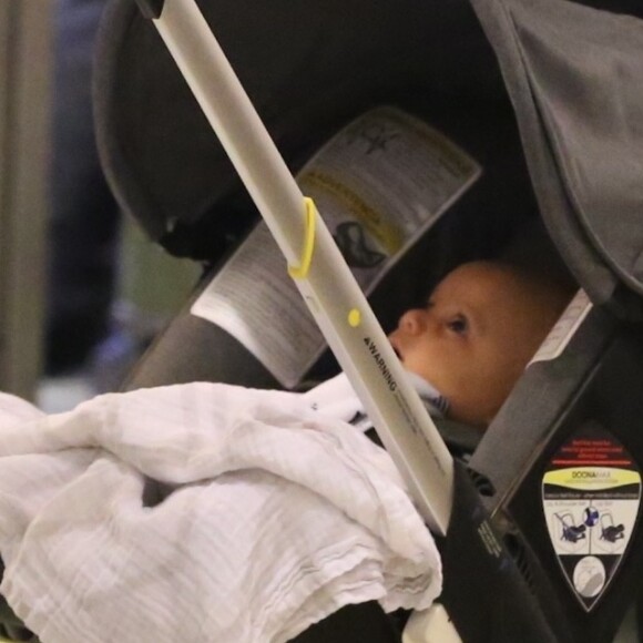 Exclusif - Eva Longoria arrive à l'aéroport de Los Angeles avec son bébé Santiago le 13 septembre 2018.