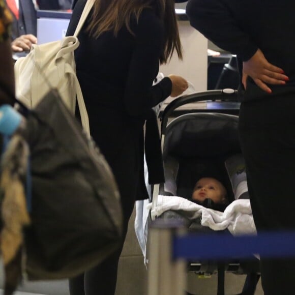 Exclusif - Eva Longoria arrive à l'aéroport de Los Angeles avec son bébé Santiago le 13 septembre 2018.