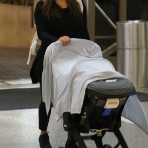 Exclusif - Eva Longoria arrive à l'aéroport de Los Angeles avec son bébé Santiago le 13 septembre 2018.