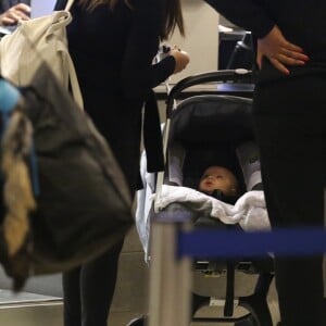 Exclusif - Eva Longoria arrive à l'aéroport de Los Angeles avec son bébé Santiago le 13 septembre 2018.