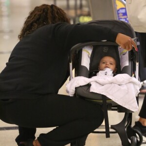 Exclusif - Eva Longoria arrive à l'aéroport de Los Angeles avec son bébé Santiago le 13 septembre 2018.