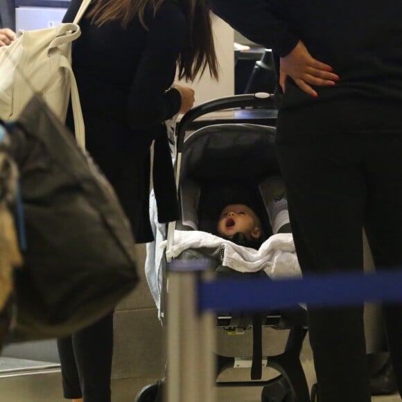 Exclusif - Eva Longoria arrive à l'aéroport de Los Angeles avec son bébé Santiago le 13 septembre 2018.