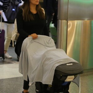 Exclusif - Eva Longoria arrive à l'aéroport de Los Angeles avec son bébé Santiago le 13 septembre 2018.