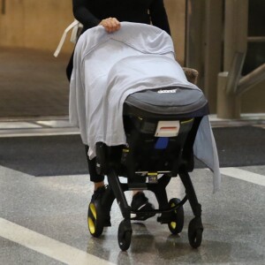 Exclusif - Eva Longoria arrive à l'aéroport de Los Angeles avec son bébé Santiago le 13 septembre 2018.