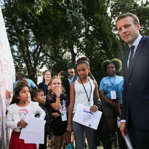 Le président de la République française Emmanuel Macron et sa femme la Première Dame Brigitte Macron (Trogneux) - Le président de la République française et sa femme la Première Dame lors des portes ouvertes au palais de l'Elysee à l'occasion des Journées Européennes du Patrimoine à Paris, France, le 15 septembre 2018. © Hamilton/Pool/Bestimage