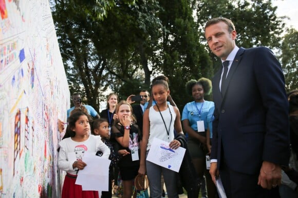 Le président de la République française Emmanuel Macron et sa femme la Première Dame Brigitte Macron (Trogneux) - Le président de la République française et sa femme la Première Dame lors des portes ouvertes au palais de l'Elysee à l'occasion des Journées Européennes du Patrimoine à Paris, France, le 15 septembre 2018. © Hamilton/Pool/Bestimage