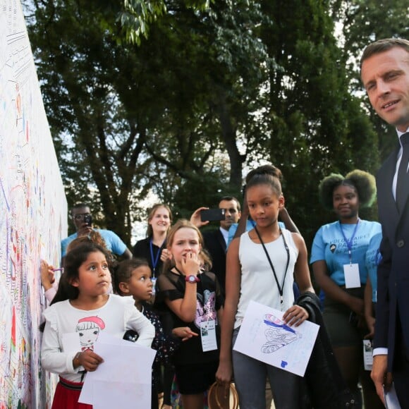 Le président de la République française Emmanuel Macron et sa femme la Première Dame Brigitte Macron (Trogneux) - Le président de la République française et sa femme la Première Dame lors des portes ouvertes au palais de l'Elysee à l'occasion des Journées Européennes du Patrimoine à Paris, France, le 15 septembre 2018. © Hamilton/Pool/Bestimage