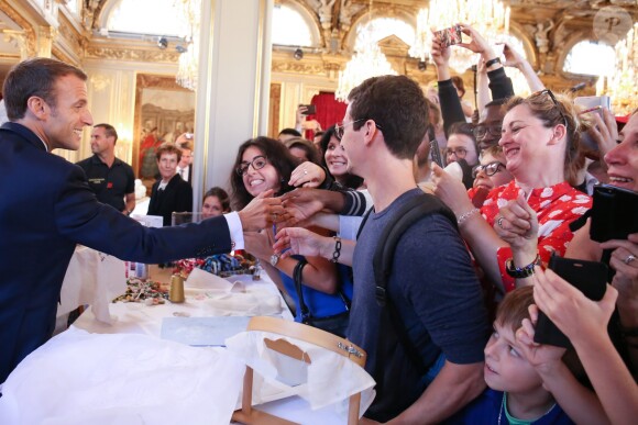 Le président de la République française Emmanuel Macron et sa femme la Première Dame Brigitte Macron (Trogneux) - Le président de la République française et sa femme la Première Dame lors des portes ouvertes au palais de l'Elysee à l'occasion des Journées Européennes du Patrimoine à Paris, France, le 15 septembre 2018. © Hamilton/Pool/Bestimage
