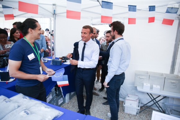 Le président de la République française Emmanuel Macron et sa femme la Première Dame Brigitte Macron (Trogneux) - Le président de la République française et sa femme la Première Dame lors des portes ouvertes au palais de l'Elysee à l'occasion des Journées Européennes du Patrimoine à Paris, France, le 15 septembre 2018. © Hamilton/Pool/Bestimage