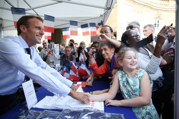 Le président de la République française Emmanuel Macron et sa femme la Première Dame Brigitte Macron (Trogneux) - Le président de la République française et sa femme la Première Dame lors des portes ouvertes au palais de l'Elysee à l'occasion des Journées Européennes du Patrimoine à Paris, France, le 15 septembre 2018. © Hamilton/Pool/Bestimage