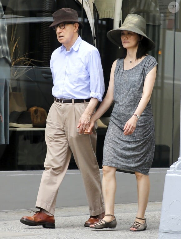Woody Allen et sa femme Soon-Yi Previn se promènent à New York, le 24 août 2017.