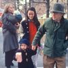Archives - Mia Farrow et Woody Allen en promenade avec leurs enfants Ronan, Dylan, Moses et Soon-Yi. 1988.