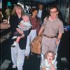 Archives - Mia Farrow et Woody Allen à l'aéroport de Londres avec leurs enfants Ronan, Dylan et Soon-Yi. 1989.