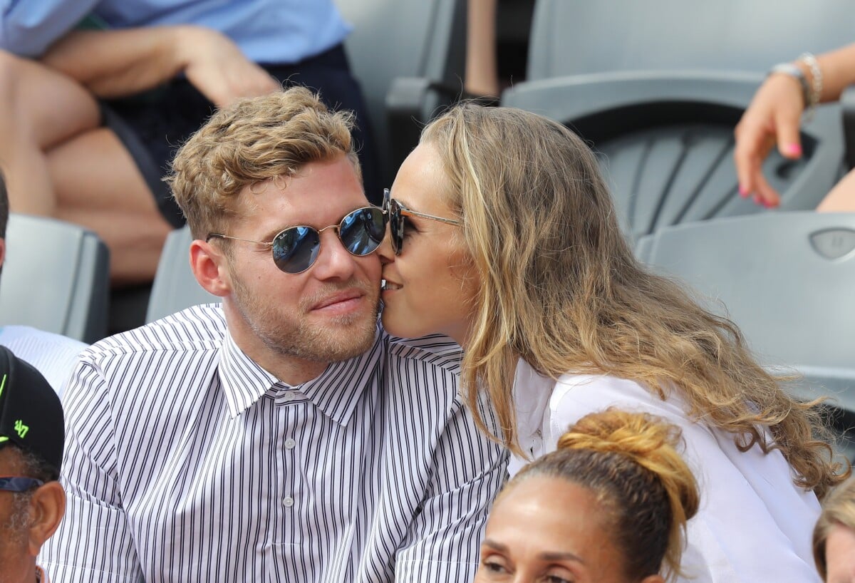 Photo : Kevin Mayer (Champion du monde de Décathlon) et sa compagne  Delphine Jariel (Championne de France de planche à voile) - People dans les  tribunes des Internationaux de France de Tennis