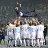 Les joueurs du Real Madrid et leur entraîneur Zinedine Zidane fêtent leur victoire en ligue des Champions à Madrid le 27 mai 2018.