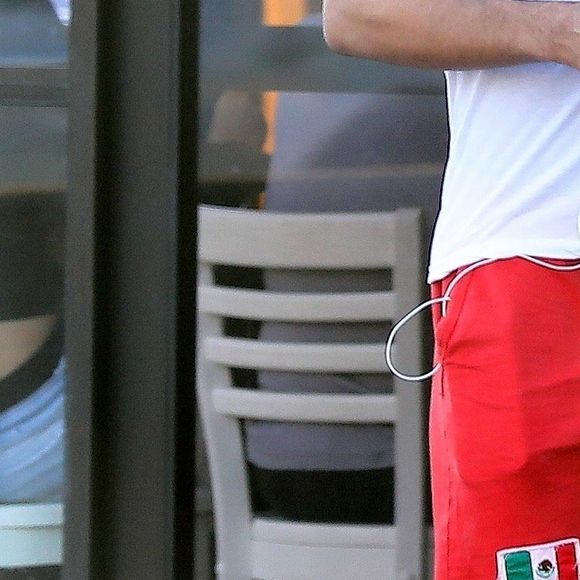 Exclusif - Mario Lopez à la sortie du restaurant California Kitchen Cafe dans le quartier de Beverly Hills à Los Angeles, Californie, Etats-Unis, le 27 décembre 2017.