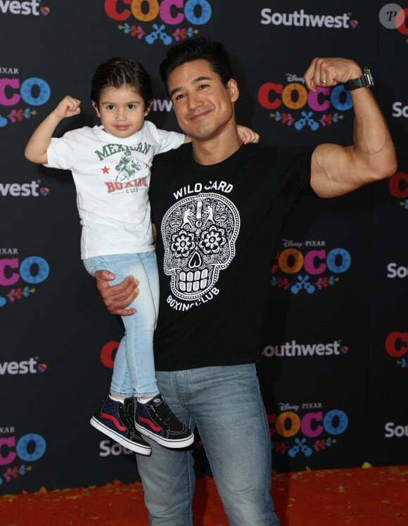Mario Lopez et son fils Dominic Lopez à la première de 'Coco' au théâtre El Capitan à Hollywood, le 8 novembre 2017.