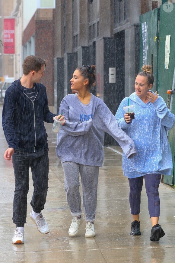 Arianna Grande se balade avec des amis sous la pluie à New York, le 18 septembre 2018.
