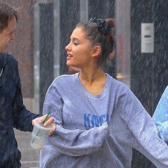 Arianna Grande se balade avec des amis sous la pluie à New York, le 18 septembre 2018.