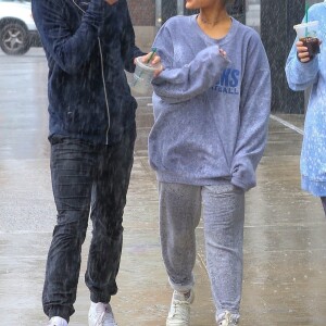 Arianna Grande se balade avec des amis sous la pluie à New York, le 18 septembre 2018.