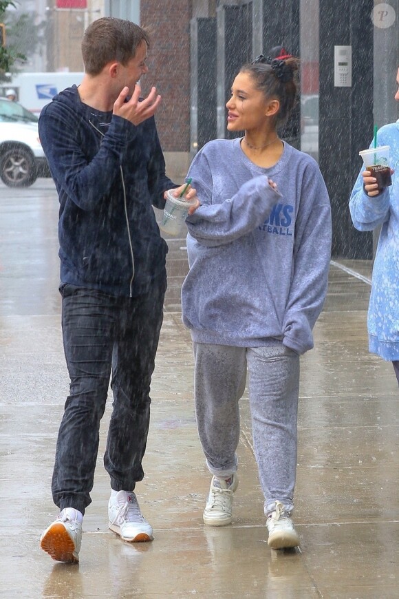 Arianna Grande se balade avec des amis sous la pluie à New York, le 18 septembre 2018.