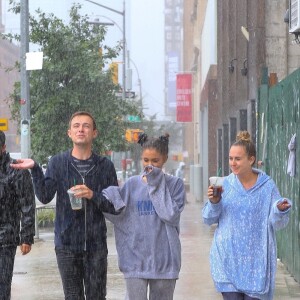 Arianna Grande se balade avec des amis sous la pluie à New York, le 18 septembre 2018.