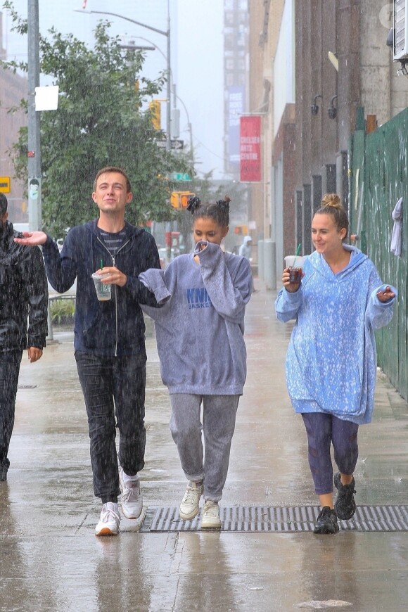 Arianna Grande se balade avec des amis sous la pluie à New York, le 18 septembre 2018.