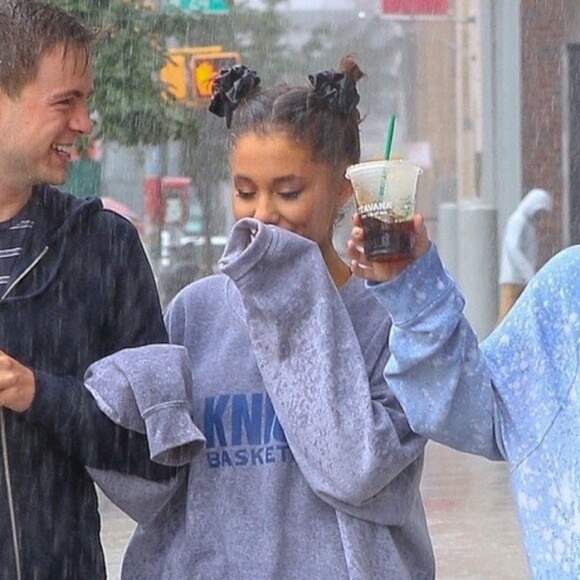 Arianna Grande se balade avec des amis sous la pluie à New York, le 18 septembre 2018.