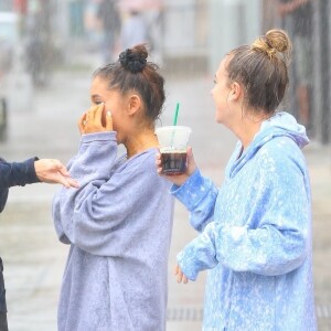 Arianna Grande se balade avec des amis sous la pluie à New York, le 18 septembre 2018.