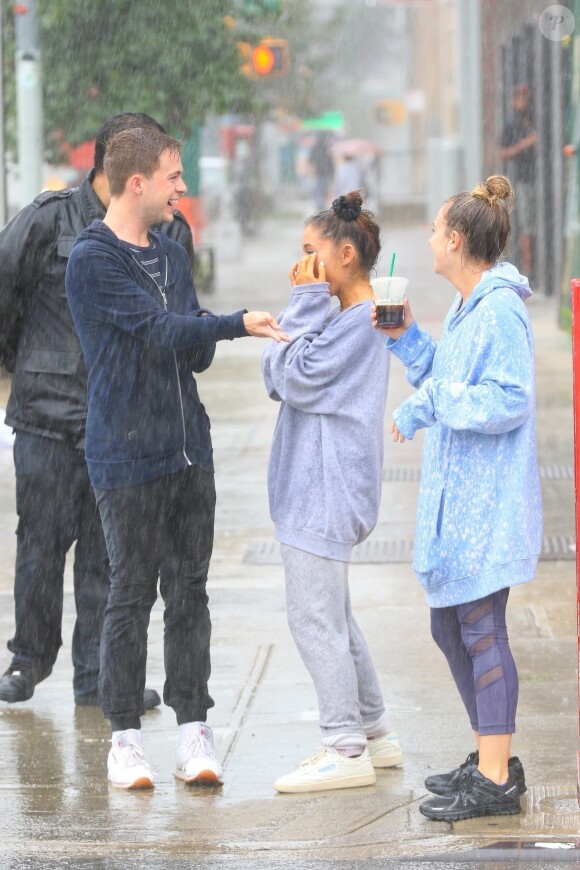 Arianna Grande se balade avec des amis sous la pluie à New York, le 18 septembre 2018.
