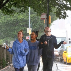 Arianna Grande se balade avec des amis sous la pluie à New York, le 18 septembre 2018.