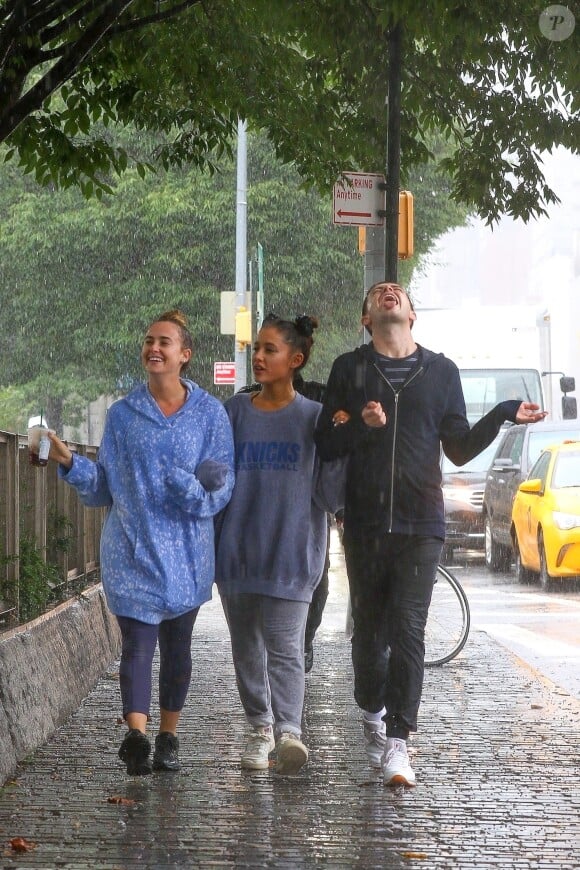 Arianna Grande se balade avec des amis sous la pluie à New York, le 18 septembre 2018.
