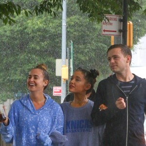 Arianna Grande se balade avec des amis sous la pluie à New York, le 18 septembre 2018.