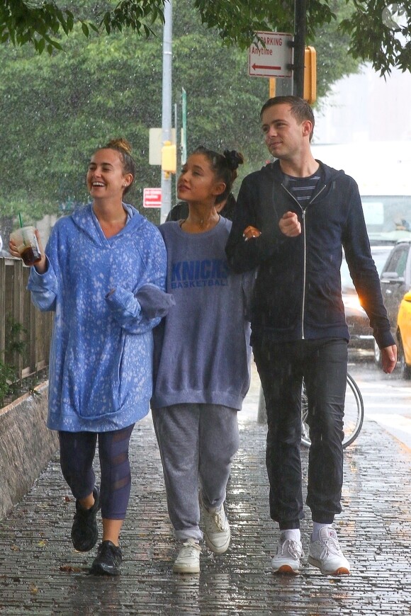 Arianna Grande se balade avec des amis sous la pluie à New York, le 18 septembre 2018.
