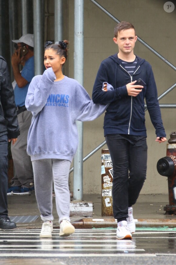 Arianna Grande se balade avec des amis sous la pluie à New York, le 18 septembre 2018.