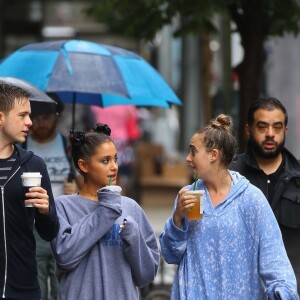 Arianna Grande se balade avec des amis sous la pluie à New York, le 18 septembre 2018.