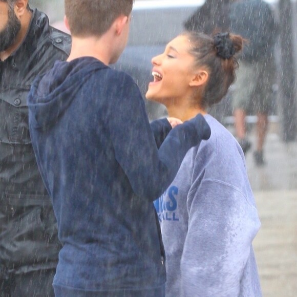 Arianna Grande se balade avec des amis sous la pluie à New York, le 18 septembre 2018.
