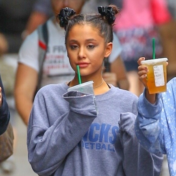 Arianna Grande se balade avec des amis sous la pluie à New York, le 18 septembre 2018.