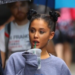 Arianna Grande se balade avec des amis sous la pluie à New York, le 18 septembre 2018.