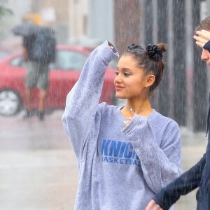 Arianna Grande se balade avec des amis sous la pluie à New York, le 18 septembre 2018.