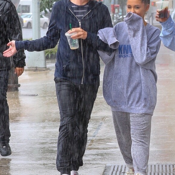 Arianna Grande se balade avec des amis sous la pluie à New York, le 18 septembre 2018.