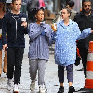 Arianna Grande se balade avec des amis sous la pluie à New York, le 18 septembre 2018.