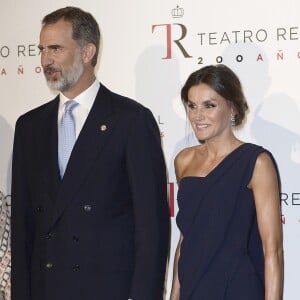 Le roi Felipe VI d'Espagne et la reine Letizia arrivent à l'ouverture de la saison du théâtre royal à Madrid le 19 septembre 2018.