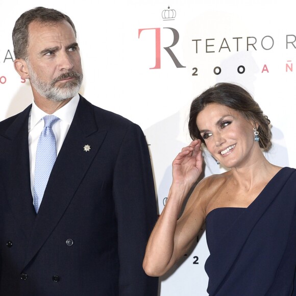 Le roi Felipe VI d'Espagne et la reine Letizia arrivent à l'ouverture de la saison du théâtre royal à Madrid le 19 septembre 2018.