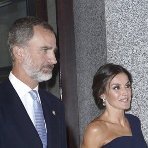 Le roi Felipe VI d'Espagne et la reine Letizia arrivent à l'ouverture de la saison du théâtre royal à Madrid le 19 septembre 2018.