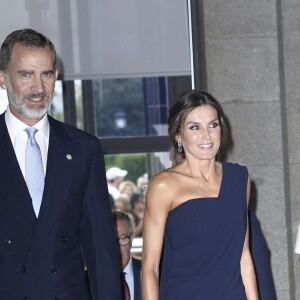 Le roi Felipe VI d'Espagne et la reine Letizia arrivent à l'ouverture de la saison du théâtre royal à Madrid le 19 septembre 2018.