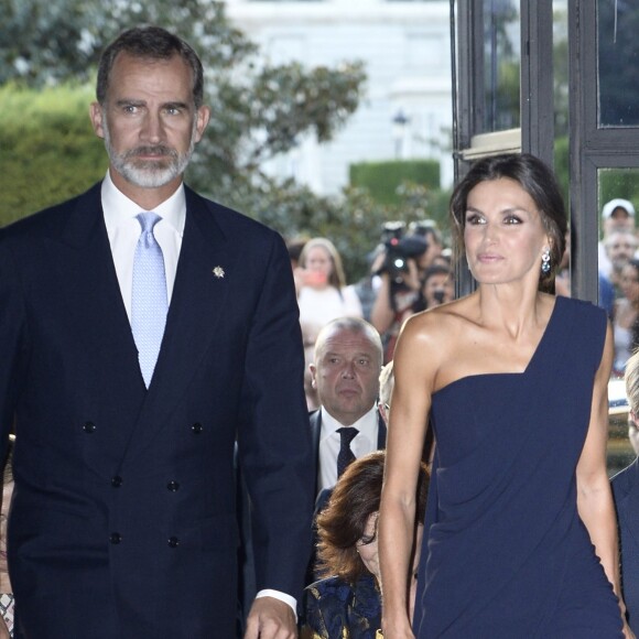 Le roi Felipe VI d'Espagne et la reine Letizia arrivent à l'ouverture de la saison du théâtre royal à Madrid le 19 septembre 2018.