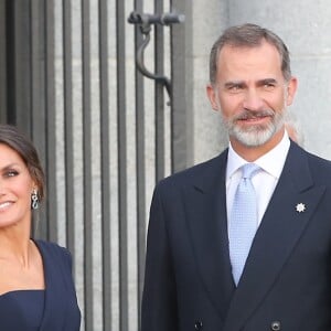 Le roi Felipe VI d'Espagne et la reine Letizia arrivent à l'ouverture de la saison du théâtre royal à Madrid le 19 septembre 2018.