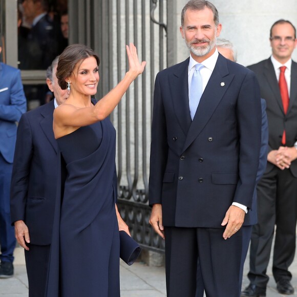 Le roi Felipe VI d'Espagne et la reine Letizia arrivent à l'ouverture de la saison du théâtre royal à Madrid le 19 septembre 2018.